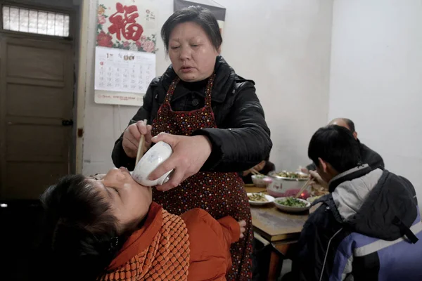 Huiyuan Egy Éves Aki Diagnosztizáltak Bénulás Használja Lábát Hogy Írjon — Stock Fotó