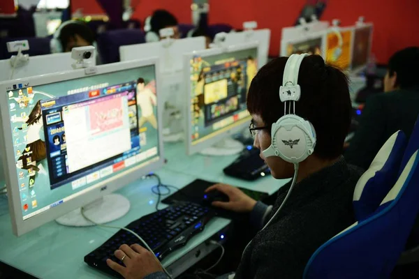 Fiatal Netezők Játék Online Játékok Egy Internetes Kávézó Qingdao Város — Stock Fotó