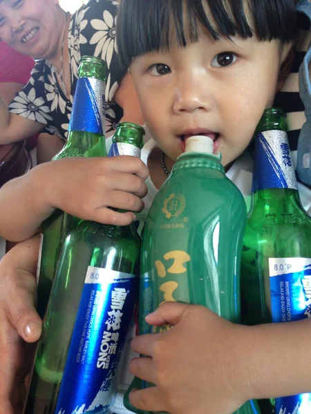 Letni Maluch Cheng Cheng Nibbles Butelce Baijiu Destylowany Alkohol Trzymając — Zdjęcie stockowe