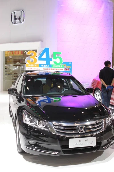 Látogatók Próbálja Honda Accord Alatt Autókiállítás Sanghajban Kína Szeptember 2013 — Stock Fotó