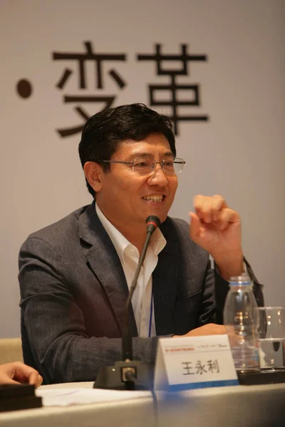 时任中国银行 Boc 副行长的王永利在2012年8月31日于中国北京举行的峰会上发表讲话 — 图库照片
