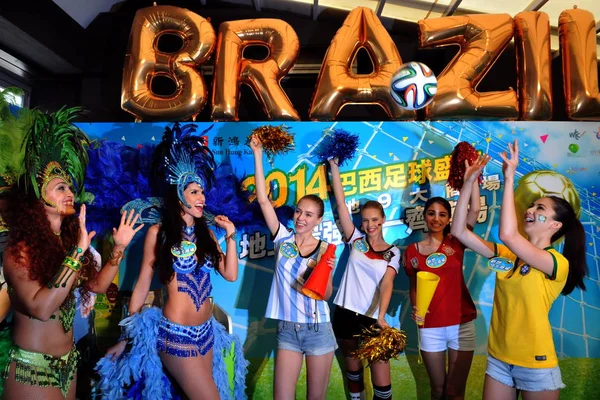 Desde Derecha Showgirls Vestidas Con Camisas Fútbol Brasil España Alemania — Foto de Stock