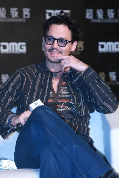 American Actor Johnny Depp Shows His New Engagement Ring His — Stock Photo, Image