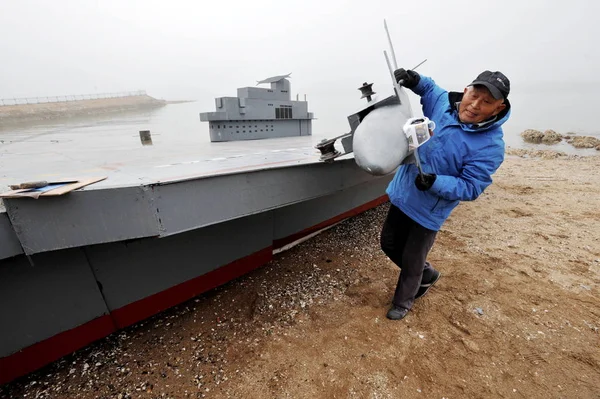 Yaşındaki Wen Yuzhu Çin Ilk Uçak Gemisi Liaoning Qingdao Şehirde — Stok fotoğraf