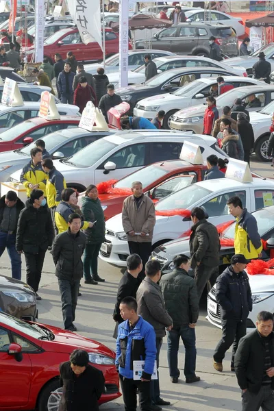 Chinese Visitors Look Cars Display Auto Show Xuchang City Central — Stock Photo, Image