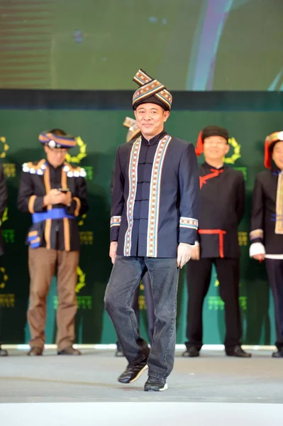 Китайский Актёр Джет Одетый Костюм Китайского Этнического Меньшинства Чжуан Прибывает — стоковое фото