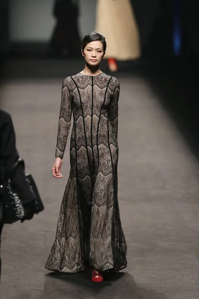 モデルは上海ファッション週秋 2014 上海で 2014 日中寺チェン Sheme のファッションショーで新しい創造を表示します — ストック写真