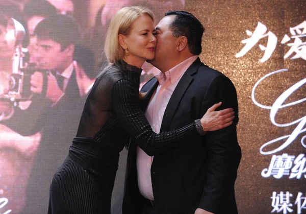 Australian Actress Nicole Kidman Left Kisses Bruno Zheng Founder Chairman — Stock Photo, Image