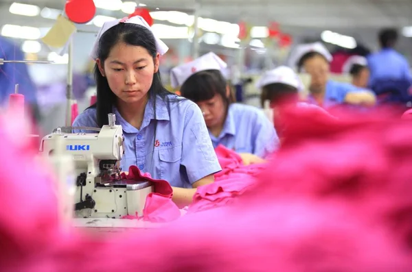 Lavoratrici Cinesi Cuciono Vestiti Esportare Una Fabbrica Abbigliamento Nella Città — Foto Stock