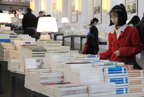 Klienci Czytali Lub Kupuj Książki Księgarni Librairie Avant Garde Mieście — Zdjęcie stockowe