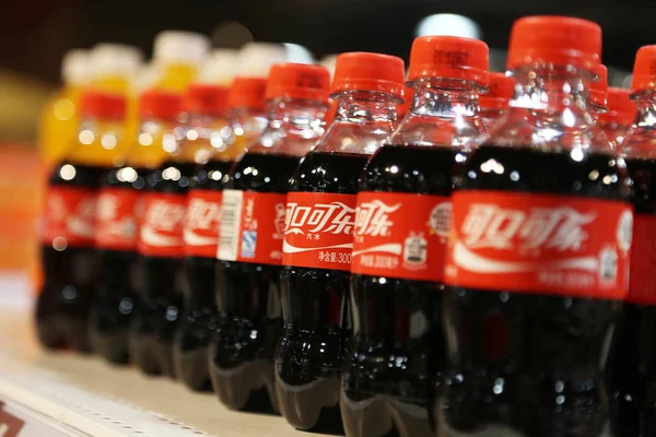 Flessen Coca Cola Zijn Koop Bij Een Supermarkt Xuchang City — Stockfoto