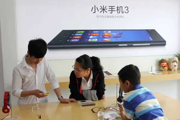 顧客は武漢市の小米科技店でMi3スマートフォンを試してみる 2014年5月2日 — ストック写真