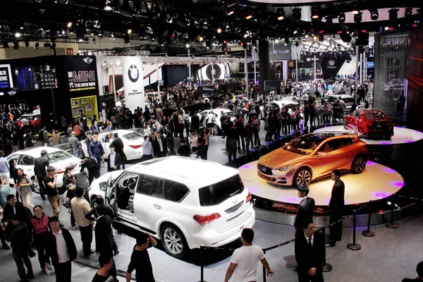 Visitantes Lotam Stands Bmw Infiniti Durante 13Th Beijing International Automotive — Fotografia de Stock