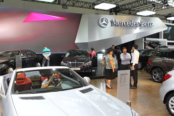 People Visit Stand Mercedes Benz Automobile Exhibition Shanghai China September — Stock Photo, Image