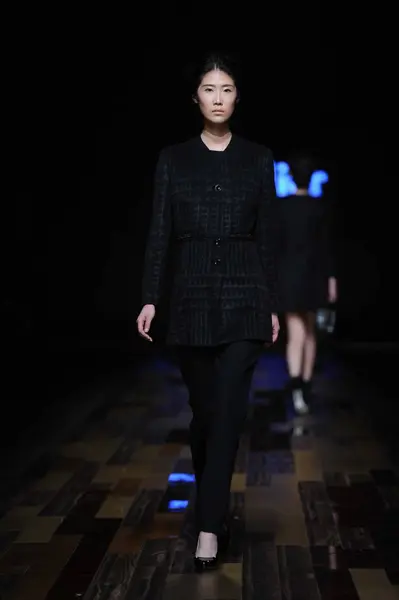 モデルは 中国ファッション週秋 2014 中国の北京で 2014 日の間に中国ファッション デザイナー Koradior Fangying ファッションショーで牙英によって新しい創造を表示します — ストック写真