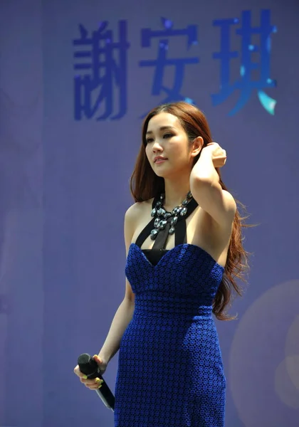 香港歌手兼女演员谢凯出席2014年5月23日在中国北京举行的与华谊兄弟传媒公司签约新闻发布会 在中国大陆地区发展自己的事业 — 图库照片