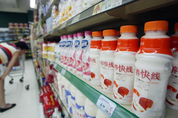 Бутылки Молочного Сока Нутри Экспресс Вахаха Продаются Супермаркете Шанхае Китай — стоковое фото