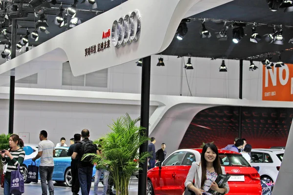 Les Gens Visitent Stand Audi Lors Salon Auto Tianjin Chine — Photo