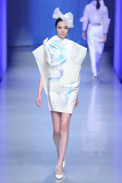 Modell Visar Skapelse Hanbo Cup International Young Fashion Designers Verk — Stockfoto