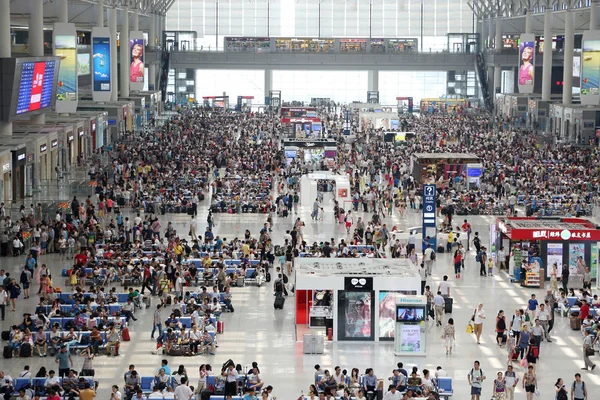 Passageiros Lotam Sala Espera Estação Ferroviária Hongqiao Depois Que Muitos — Fotografia de Stock