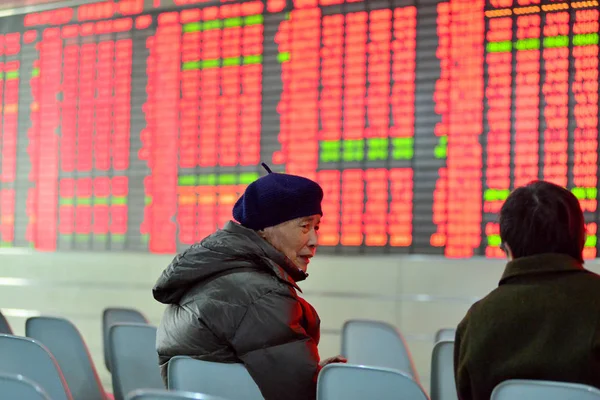 Китайские Инвесторы Разговаривают Глядя Цены Акции Красный Роста Цен Зеленый — стоковое фото