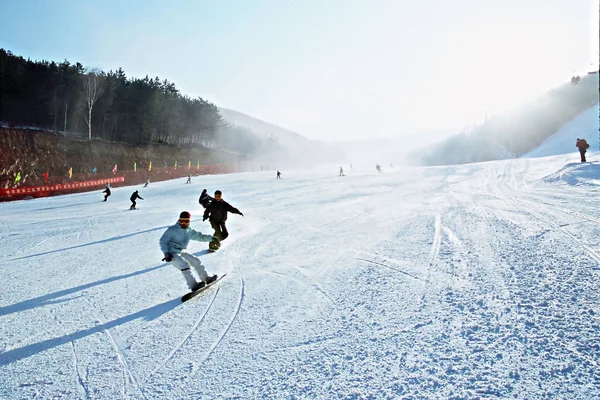 사진은 허베이성 장자커우 리조트에서 스키를 즐기는 휴가여행객들의 모습을 있습니다 — 스톡 사진