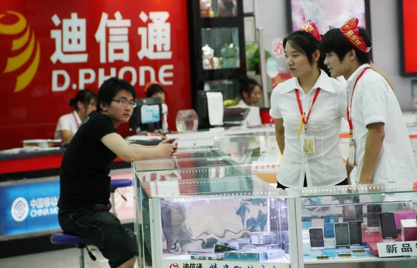 File 직원이 2011년 산둥성 칭다오시에 베이징 디지털 텔레콤의 Phone 매장에서 — 스톡 사진