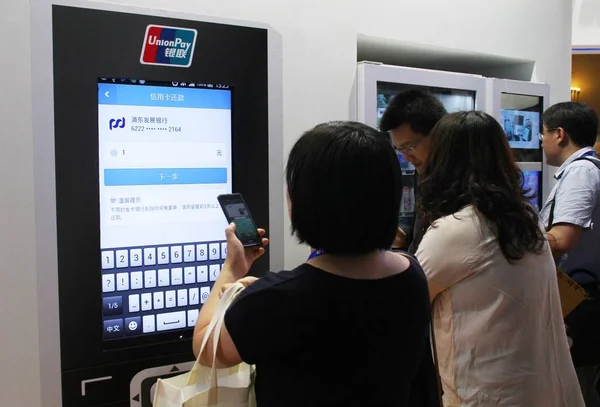 Látogatók Kipróbálhatják Unionpay Mobil Fizetési Szolgáltatását Kínai Nemzetközi Pénzügyi Kiállításon — Stock Fotó