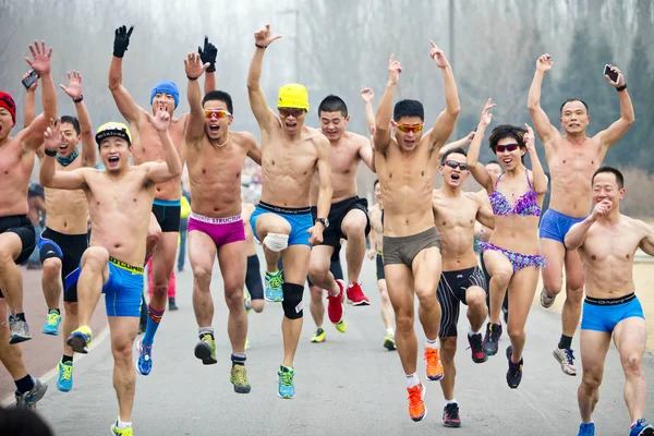 Résztvevők Részt Vesz Egy Meztelen Fut Olimpiai Forest Park Pekingben — Stock Fotó