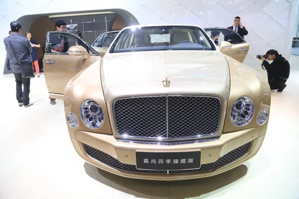 Odwiedzający Spojrzeć Bentley Mulsanne Cztery Sezon Edition Podczas Chiny Guangzhou — Zdjęcie stockowe