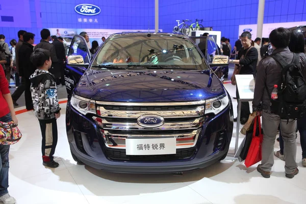 Látogatók Nézz Egy Ford Edge Suv Kiállítás Ideje Alatt Shanghai — Stock Fotó