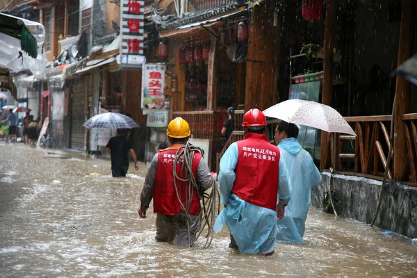 Kínai Munkavállalók Állam Grid Hunan Séta Árvíz Által Okozott Felhőszakadás — Stock Fotó