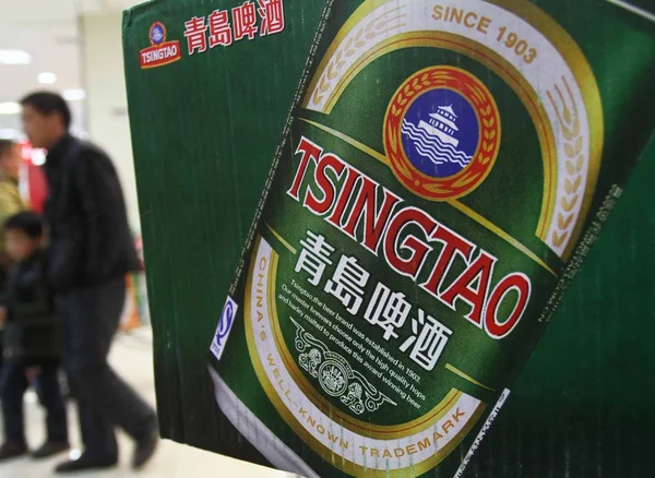 Kundene Går Forbi Annonse Tsingtao Fra Tsingtao Bryggeri Supermarked Xuchang – stockfoto