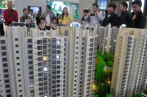 2014年5月2日 中国上海房地产交易会期间 中国购房者关注住宅公寓楼模型 — 图库照片