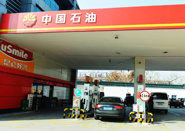 Pojazdy Tankować Stacji Benzynowej Cnpc China National Petroleum Corporation Spółka — Zdjęcie stockowe