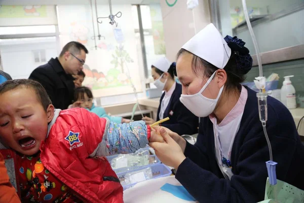 Une Infirmière Chinoise Portant Masque Chirurgical Fait Une Injection Enfant — Photo