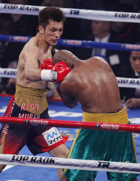 日本の良太村田左ヒット ブラジルのカルロス ナシメント マカオ 金のリング世界選手権の彼らのミドル級ボクシングの試合で 2014 — ストック写真