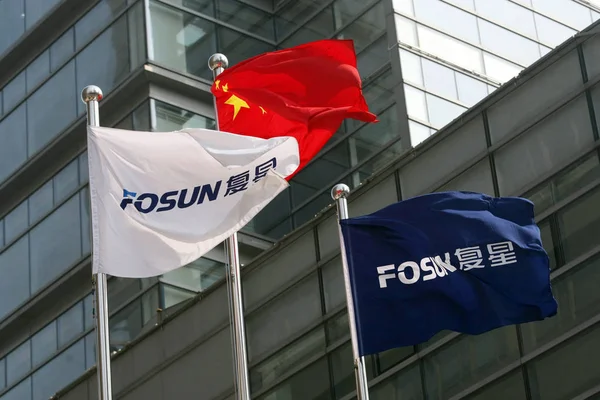 Flaggen Aus China Und Fosun Flattern Hauptsitz Der Fosun Group — Stockfoto