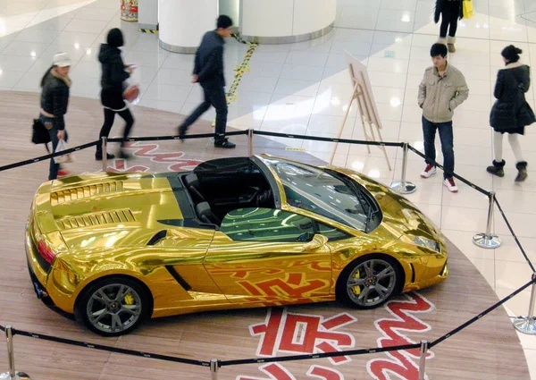 Los Compradores Miran Coche Deportivo Lamborghini Convertible Oro Exhibición Centro — Foto de Stock