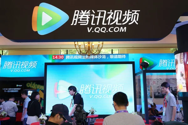 Pessoas Visitam Estande Com Tencent Durante Exposição Festival Xangai Centro — Fotografia de Stock