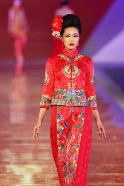 Modell Jeleníti Meg Egy Hagyományos Kínai Menyasszonyi Esküvői Ruha Rose — Stock Fotó