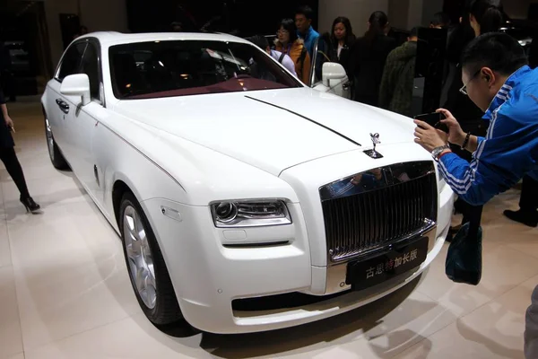 Besökare Titta Rolls Royce Ghost Extended Hjulbas Beijing International Automotive — Stockfoto