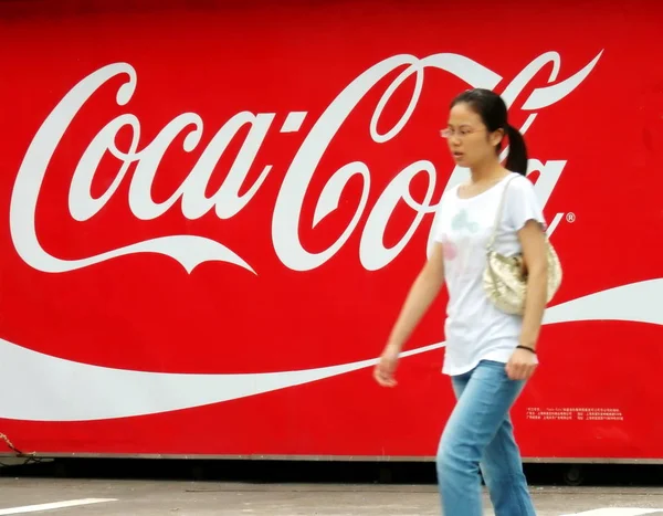 Een Voetganger Wandelingen Langs Een Advertentie Voor Coca Cola Shanghai — Stockfoto