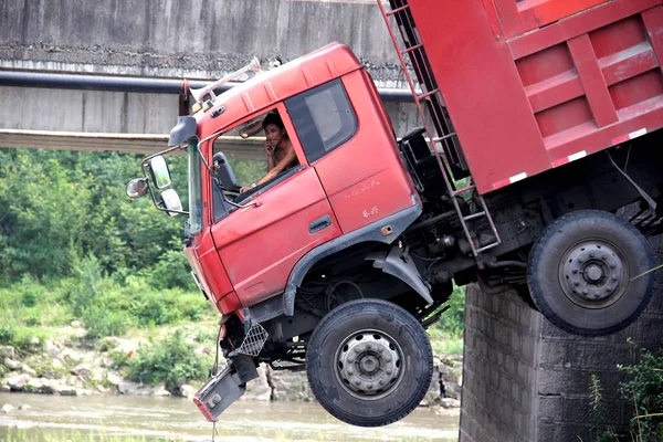 Autista Parla Sul Suo Cellulare Sul Sedile Guida Camion Che — Foto Stock