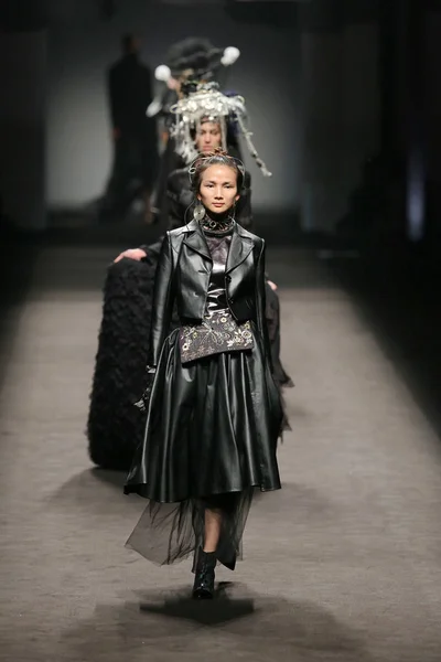 モデルは上海ファッション週秋 2014 上海で 2014 日中寺チェン Sheme のファッションショーの新しい作品を表示します — ストック写真