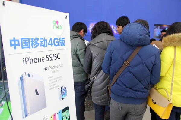 Les Clients Chinois Achètent Des Smartphones Lte Iphone Apple Dans — Photo