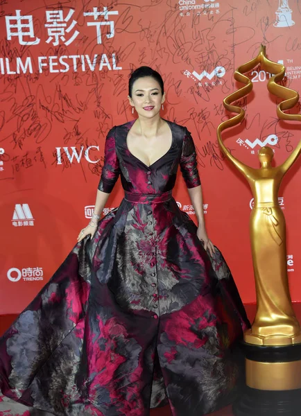 中国の女優チャン ツィイーは 2014 日北京 回北京国際映画祭の閉会式のレッド カーペットでポーズします — ストック写真