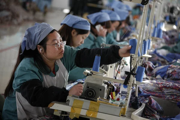 노동자 바느질 안후이 2014 20에서 공장에서 한국에 수출을 — 스톡 사진