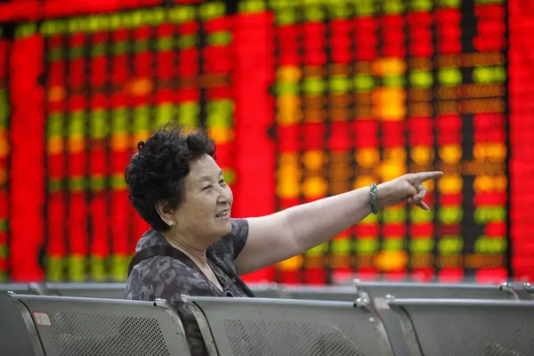 Eine Chinesische Investorin Spricht Mit Anderen Während Sie Sich Die — Stockfoto