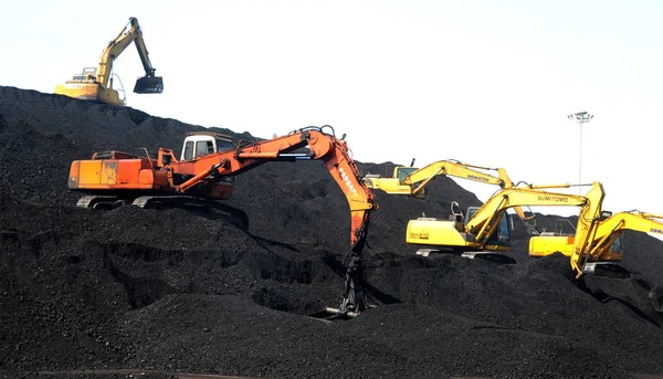 Las Excavadoras Acumulan Carbón Importado Muelle Puerto Lianyungang Ciudad Lianyungang — Foto de Stock